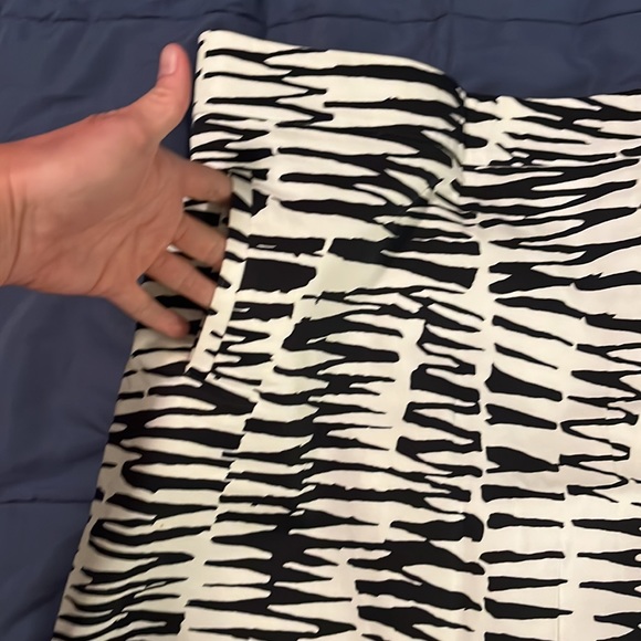 Banana Republic Trina Turk Collection size 2 skirt with side pockets. - Picture 4 of 4